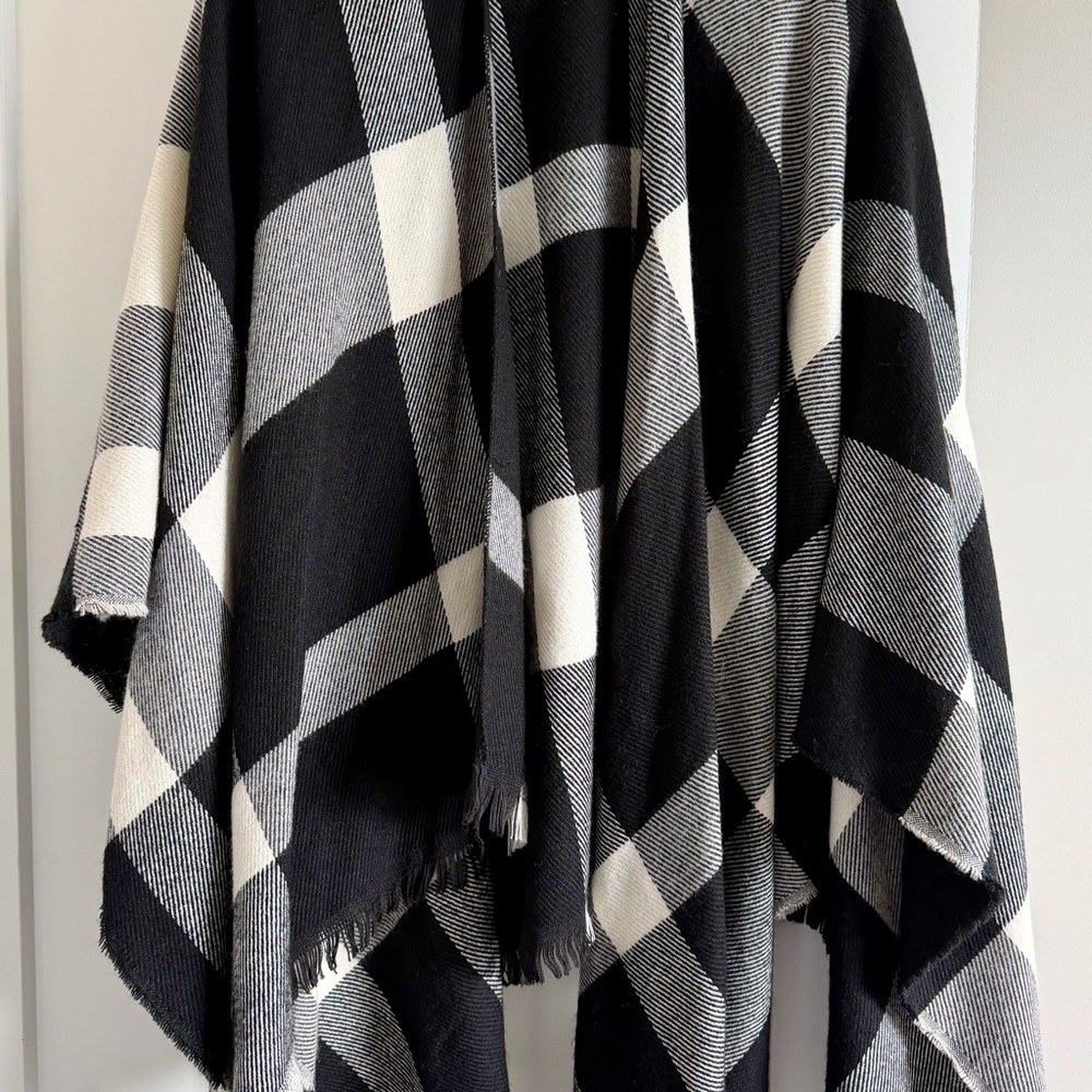 Stylish Black and White Checkered Shawl